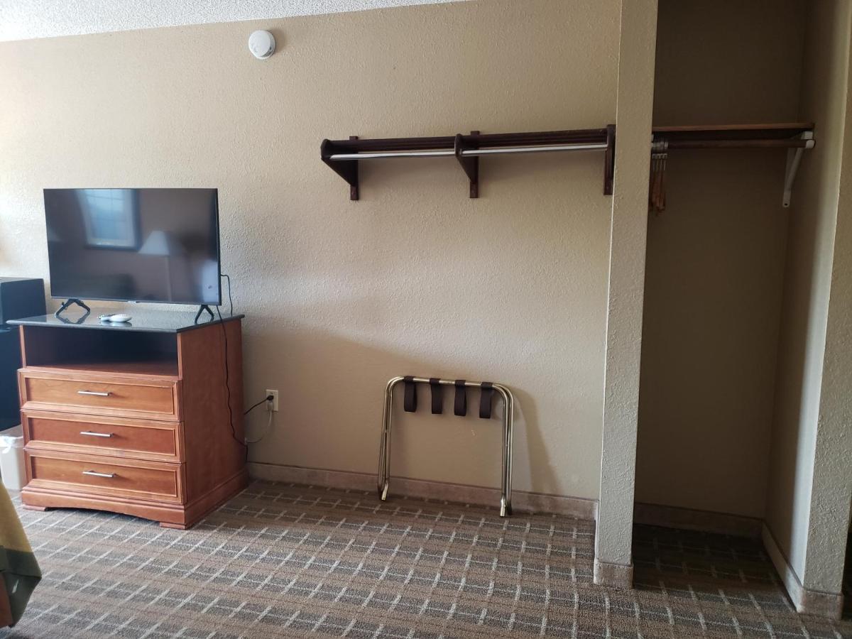Hotel Super 8 By Wyndham Clinton Zewnętrze zdjęcie